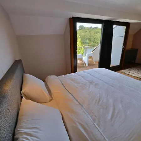 شقة Renovated With Balcony, Near