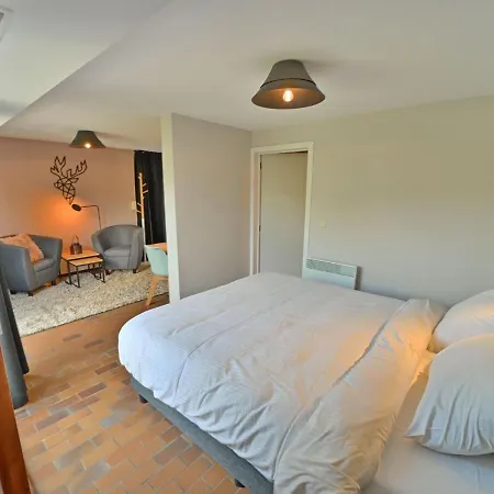 شقة Renovated With Balcony, Near